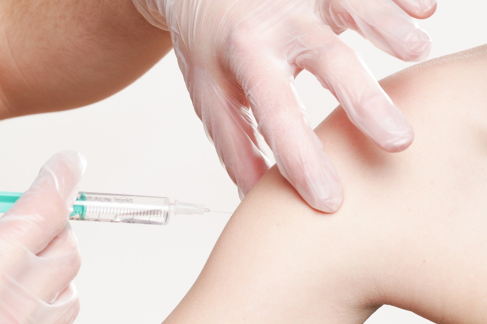 Les vaccins contre le coronavirus se font par injection.