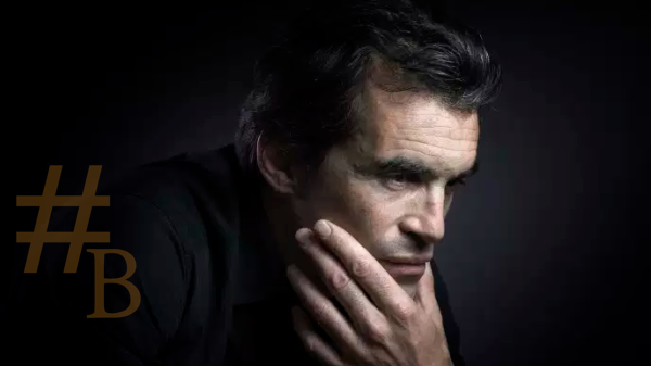 Portrait de Raphaël Enthoven qui critique Star Wars et les récentes décisions autour d'Autant en Empore le Vent