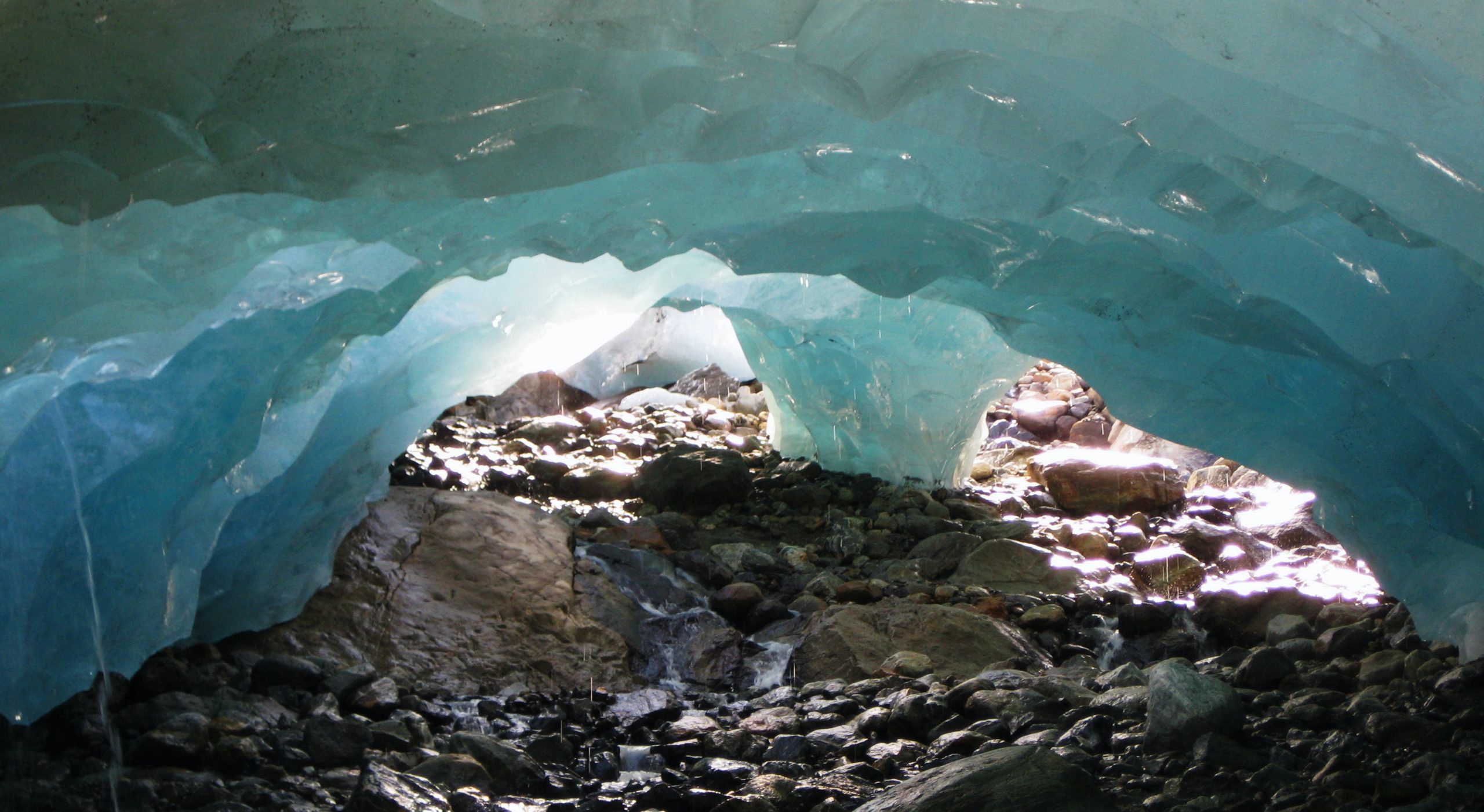 une grotte de glace, au coeur du permafrost