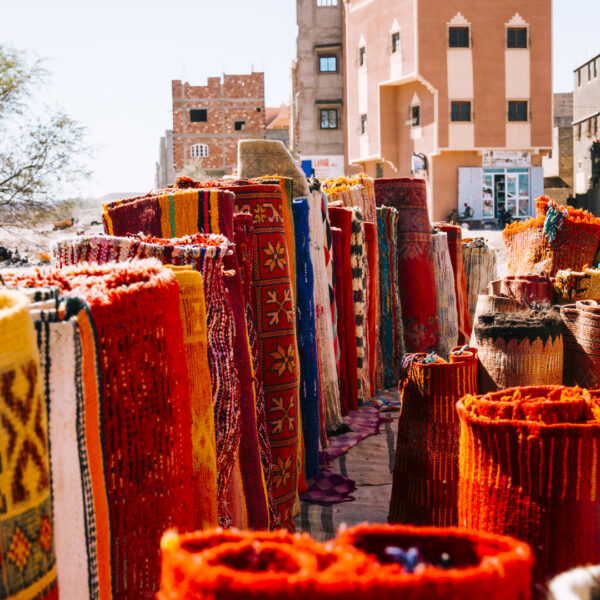 Vacances au Maroc : comment choisir entre voyage itinérant et séjour dans une seule destination ?
